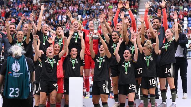 Viel Liebe für Lena Oberdorf bei Bayerns Supercup-Sieg Hoch damit: Lena Oberdorf darf als Erste den Supercup präsentieren.