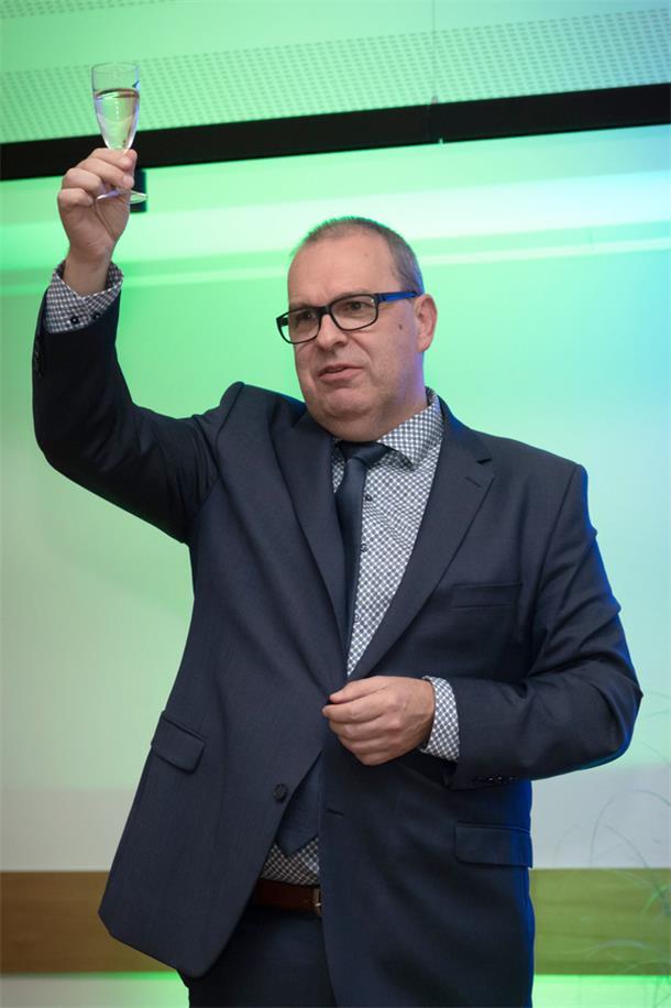 Niedersachsen hat entschieden - so sieht es in den Wahlkreisen aus Hoch das Glas: Thorsten Krüger ist neuer Landrat im Landkreis Cuxhaven.