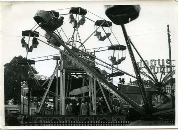 Hoch hinaus will man beim Roonkarker Mart schon seit Jahrzehnten. Das Bild mit Riesenrad und Fahrgeschäften wurde 1954 aufgenommen.
