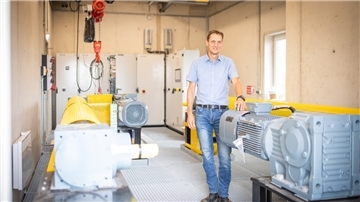 Hoch und trocken stehen die Elektromotoren im neuen Antriebsgebäude für das Außenhaupt der kleinen Schleusenkammer. Im Bild: Lutz Jankowsky, Leiter Technische Anlagen bei Bremenports.