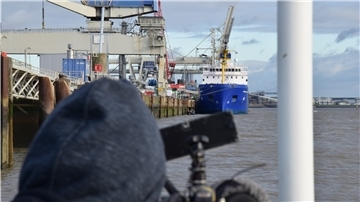 Hochradioaktive Fracht: Drei Stunden nach Ankunft der "Pacific Grebe" in Nordenham ging der erste Castor-Behälter von Bord. Das Medieninteresse an diesem Ereignis war groß.