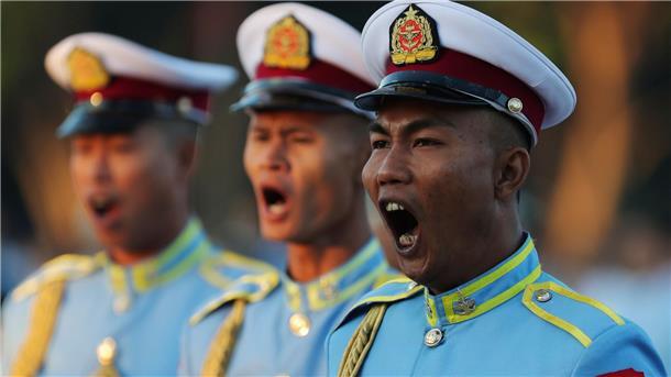Zum Wehrdienst gezwungen: Massenflucht aus Myanmar Hochrangige Soldaten während einer Zeremonie zum 76. Jahrestag der Unabhängigkeit Myanmars in Naypyitaw.