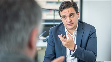 Hochschulprofessor Dominic Kudlacek hat ein hochkarätiges Forschungsprojekt mit nach Bremerhaven gebracht.