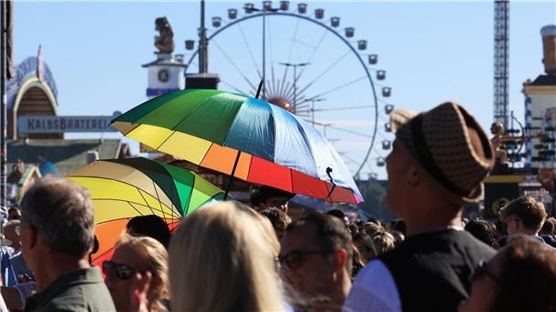 190. Oktoberfest: „Gegen die Krisen der Welt“ Hochsommerliche Temperaturen auf der Wiesn - da gewährten Schirme zumindest ein wenig Schatten.