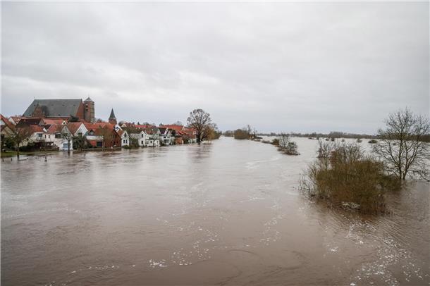 Hochwasser hat die Aller an der Altstadt von Verden über die Ufer treten lassen....