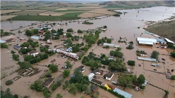 Hochwasser umgibt Häuser und Bauernhöfe nach dem Rekordregen in der Region Thessalien.