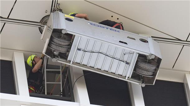 Arbeiter aus Gondel an Hochhaus gerettet Höhenretter der Feuerwehr Frankfurt befreien den Mann aus einer Fensterputzergondel.