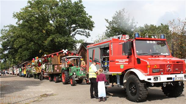 Höhepunkt des Dorfgemeinschaftsfestes war der Festumzug mit mehr als 30 Festwagen durch alle Ortsteile von Lunestedt.