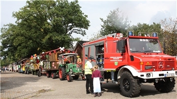 Höhepunkt des Dorfgemeinschaftsfestes war der Festumzug mit mehr als 30 Festwagen durch alle Ortsteile von Lunestedt.