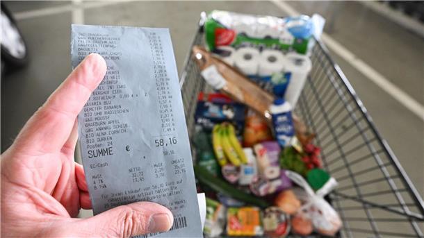 Höhere Teuerungsraten schwächen die Kaufkraft von Verbrauchern. Das bremst den privaten Konsum, der eine wichtige Stütze der Konjunktur in Deutschland ist.