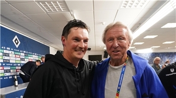 Hört als Nachwuchs-Chef des Hamburger SV auf: Club-Legende Horst Hrubesch (r).