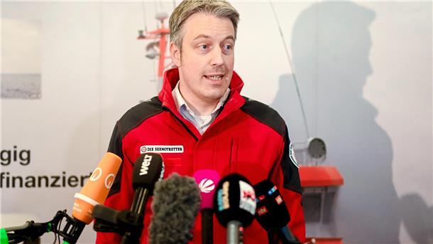 Frachter-Crash vor Helgoland: Kapitän der „Verity“ gestorben | Update 14 HOFFNUNG: Die Suche werde nicht eingestellt, so lange es noch eine Chance gebe, Überlebende zu finden, sagt der Sprecher der Deutschen Gesellschaft zur Rettung Schiffbrüchiger, Christian Stipeldey.