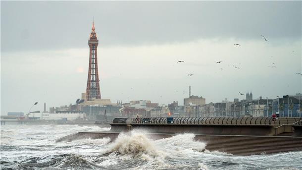 Sturmtief „Isha“ fegt über die britischen Inseln Hohe Wellen in Blackpool.