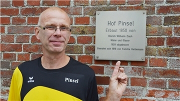 Holger Diekmann ist in der nördlichen Wesermarsch nur als "Pinsel" bekannt. Seine Hofstelle heißt schon seit 1850 so.