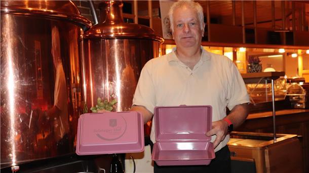 Holger Gehrmann vom „Selsinger Hof“ präsentiert die neuen Mehrweg-Boxen für Essen, die er extra angeschafft hat.