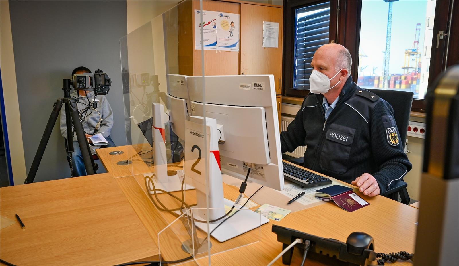 Holger Homeyer arbeitet im Revier die lange Schlage von Seemännern ab, die ein Ü...