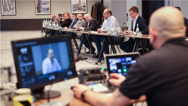 Holger Junge (hinten, 2.v.r), Konzernbetriebsratsvorsitzender von Airbus, spricht auf einer Online-Pressekonferenz zu Ergebnissen der Tarifverhandlungen zwischen IG Metall und Airbus in einem Hotel am Flughafen Hamburg. Der Flugzeugbauer Airbus und die IG Metall haben sich am Dienstag in Hamburg auf ein umfangreiches Paket zur Beschäftigungssicherung an den deutschen Standorten geeinigt.