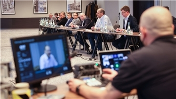 Holger Junge (hinten, 2.v.r), Konzernbetriebsratsvorsitzender von Airbus, spricht auf einer Online-Pressekonferenz zu Ergebnissen der Tarifverhandlungen zwischen IG Metall und Airbus in einem Hotel am Flughafen Hamburg. Der Flugzeugbauer Airbus und die IG Metall haben sich am Dienstag in Hamburg auf ein umfangreiches Paket zur Beschäftigungssicherung an den deutschen Standorten geeinigt.
