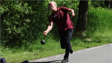 Holger Schüler vom KBV Abbehausen beim Boßeln
