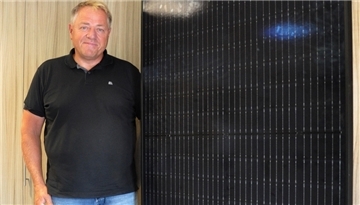 Holger Wührmann, Inhaber von Energietechnik Wührmann, neben einem Solarpaneel. Die Nachfrage ist so groß wie nie.
