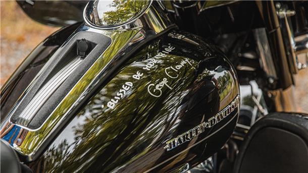 Hollywoodstar George Clooney ist diese Motorrad gefahren. Bei einer Spendenauktion wurde die Harley versteigert. Dem neuen Besitzer hinterließ Clooney einen Gruß.