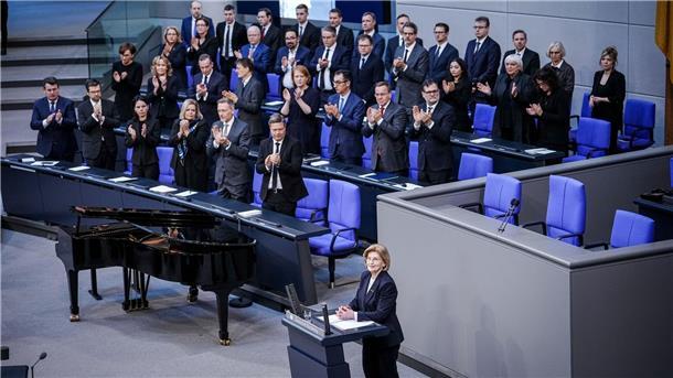 „Sei a Mensch“ - Holocaust-Gedenken im Bundestag Holocaust-Gedenkstunde: Der Bundestag mit seinem Abgeordneten und Ministern erhebt sich für die Holocaust-Überlebende Eva Szepesi.