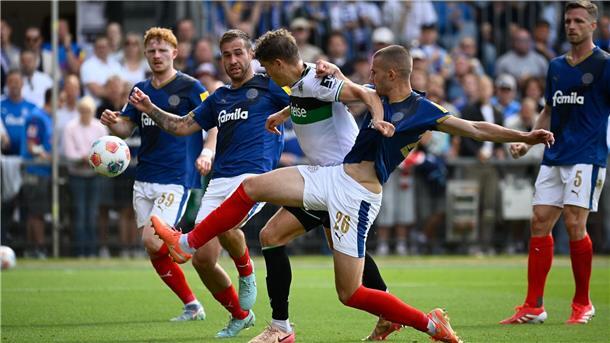 Hannover dreht das Spiel und gewinnt bei Holstein Kiel Holsteins David Zec (r) blockt den Ex-Kieler Benedikt Pichler im Trikot von Hannover 96.
