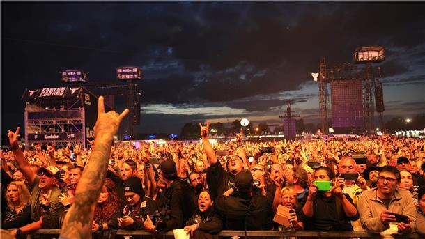 Metalfans verlassen Wacken ohne Probleme „Holy Ground“ nennen die Fans das Gelände vor den Hauptbühnen.