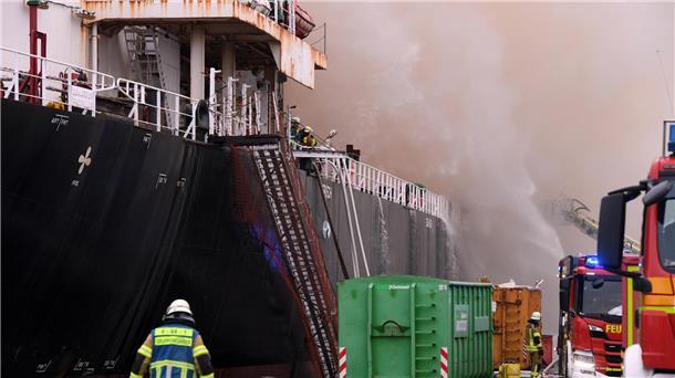 „Fremantle Highway“ (Update 73): Explosion erschütterte die „Fremantle Highway“ Holzfrachter brennt an der Heuer-Kaje1.4.22 Foto Scheer
