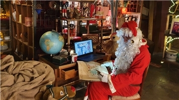 Homeoffice in diesem Jahr also auch für den Weihnachtsmann. Auf Buchungsplattfomen wie Erento bieten Weihnachtsmänner digitale Hausbesuche an: Ab 39 Euro pro 10 Minuten kommt Santa Claus auf den Bildschirm und liest zum Beispiel Kurzgeschichten vor. Aber auch in Bremerhaven bieten Studenten einen Online-Weihnachtsmann-Service an.