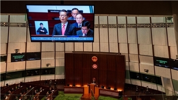 Hongkongs Finanzminister Paul Chan hält die jährliche Haushaltsrede im Legislativrat in Hongkong. Der Legislativrat verabschiedete das neue und umstrittene Sicherheitsgesetz in der chinesischen Sonderverwaltungsregion.
