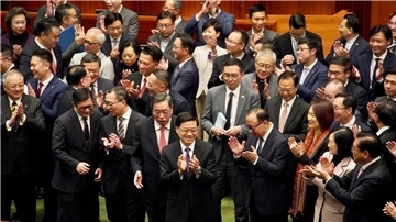 Hongkongs Legislativrat hat das umstrittene Sicherheitsgesetz für die chinesische Sonderverwaltungsregion einstimmig verabschiedet.