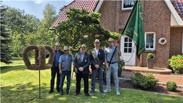 Horst Grodewald (von links), Peter Schlesselmann, der ehemalige Erntekönig Ernst Schriefer und Marcel Bartels (rechts) gratulieren dem neuen Erntekönig Wilfried Rossol.