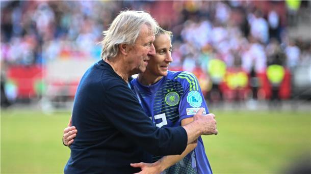 Bundestrainer Hrubesch lässt Torhüterinnen-Frage offen Horst Hrubesch könnte in Paris auf Torhüterin Ann-Katrin Berger setzen.