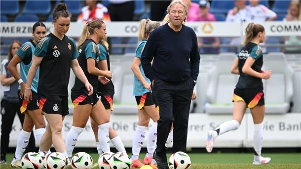 Trainer Hrubesch: Nicht nur Gute-Laune-Onkel Horst Hrubesch: Olympia hat ihn nochmal gepackt.