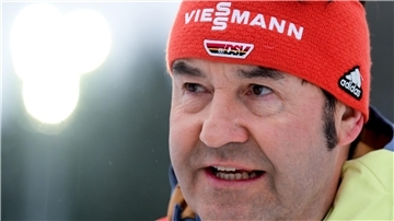 Horst Hüttel hofft auf eine baldige Vierschanzentournee auch für die Skispringerinnen.