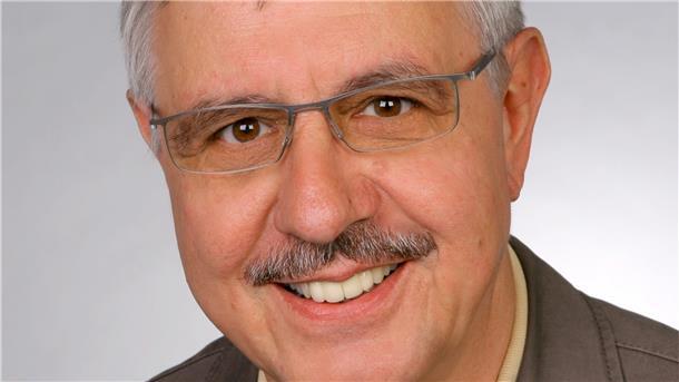 Interview: Wie man sein Geld am besten anlegen kann Mann mit Schnurrbart und Brille