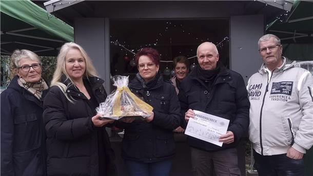 Hospiz-Mitarbeiterin Bianka Grieschow-Pülsch (Zweite von links) nimmt aus den Händen von Manuela Schulz eine Spende entgegen. Drei befreundete Kuhstedter Ehepaare hatten einen kleinen „Weihnachtsmarkt“ veranstaltet.