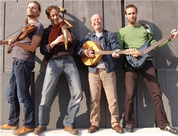 Die Musiker halten ihre Instrumente und lachen.