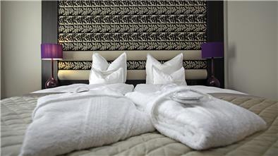 Hotelzimmer sind während der Maritimen Tage in Bremerhaven teurer - meistens um die 20 Prozent. In anderen Städten sind die "Aufschläge" an Festwochenenden aber deutlich höher.