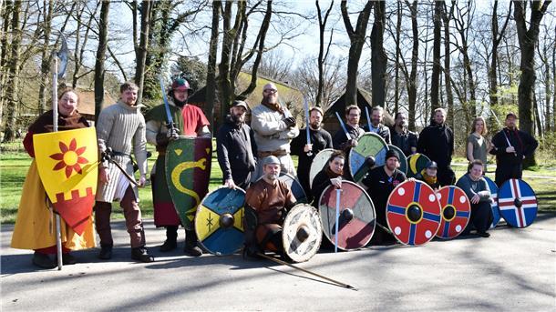 Zeitreise im Speckenbütteler Park: Hier wird gekämpft wie die Wikinger (Video) Hrafn Greddir, Legio Albis, Legio Holsatia und die IG Truemmertrupp nach dem erfolgreichen Training.