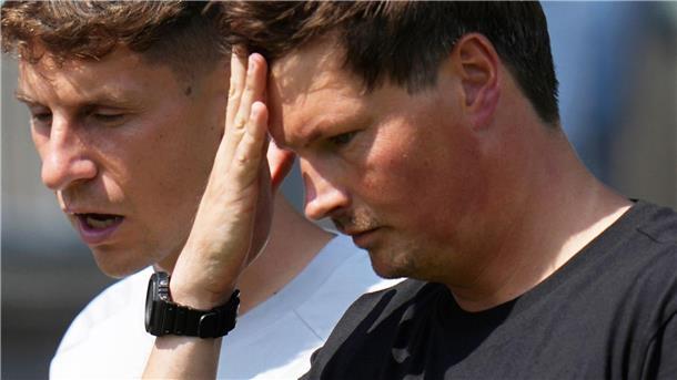 HSV verhindert gerade noch Pokal-Aus in Pirmasens HSV-Coach Merlin Polzin (r.) ratlos in Pirmasens