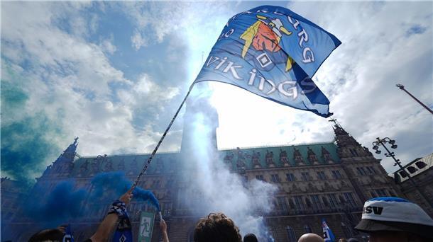 Aufstiegsparty: HSV verwandelt Innenstadt in Partymeile HSV-Fans stehen auf dem Rathausmarkt vor dem Hamburger Rathaus und feiern ihren Club.