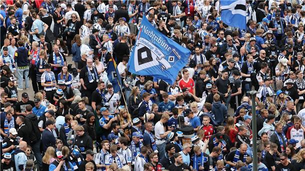 Aufstiegsparty: HSV verwandelt Innenstadt in Partymeile HSV-Fans stehen auf dem Rathausmarkt vor dem Hamburger Rathaus und feiern ihren Club.