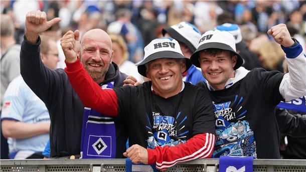 Aufstiegsparty: HSV verwandelt Innenstadt in Partymeile HSV-Fans stehen auf dem Rathausmarkt vor dem Hamburger Rathaus und feiern ihren Club.