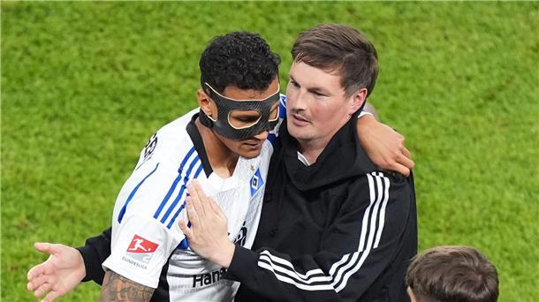 Aufstieg und Ausnahmezustand: „Der HSV war nie weg“ HSV-Trainer Merlin Polzin (r) gratuliert Davie Selke.