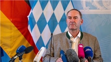 Hubert Aiwanger äußert sich in München zur Flugblatt-Affäre.