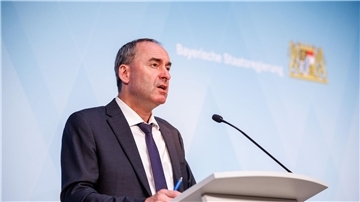 Hubert Aiwanger spricht auf der Pressekonferenz im Foyer des Prinz-Carl-Palais nach der Sitzung des bayerischen Kabinetts.