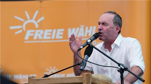 Söder lässt seinen Vize Aiwanger im Amt Hubert Aiwanger spricht beim Volksfest in Keferloh bei München.