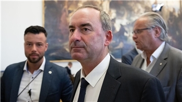 Hubert Aiwanger verlässt den bayerischen Landtag nach einer Sondersitzung zu den Vorwürfen gegen ihn im Zusammenhang mit einem Flugblatt mit antisemitischem Inhalt.